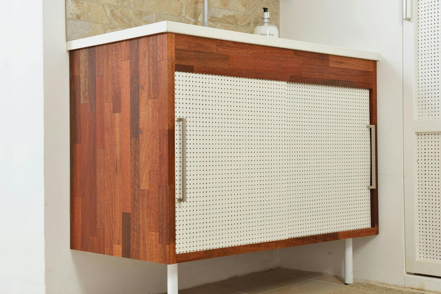 Kovalevy: Tässä kovaa puukuitulevyä on käytetty kaapin oviin. Kovalevy: Tässä kovaa puukuitulevyä on käytetty kaapin oviin.